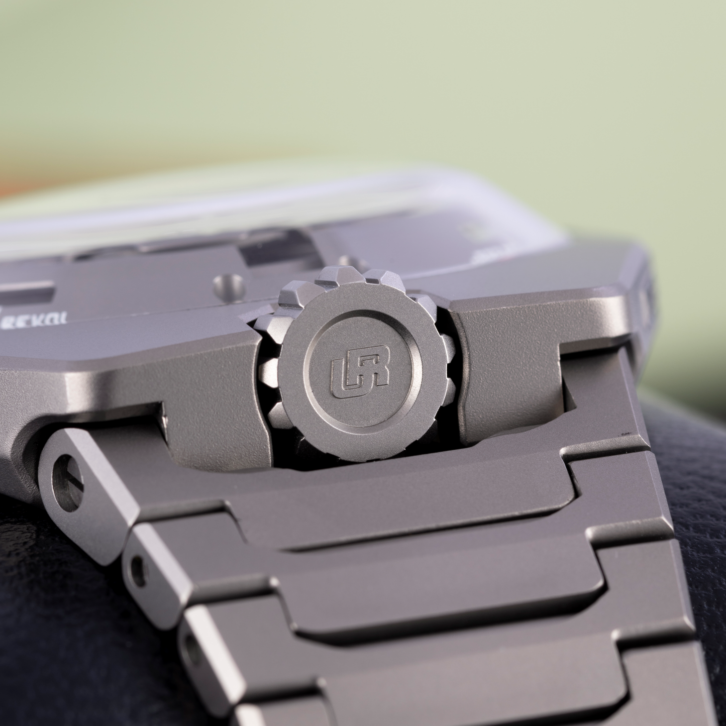 UR-100T 'Magic T' in Titanium
