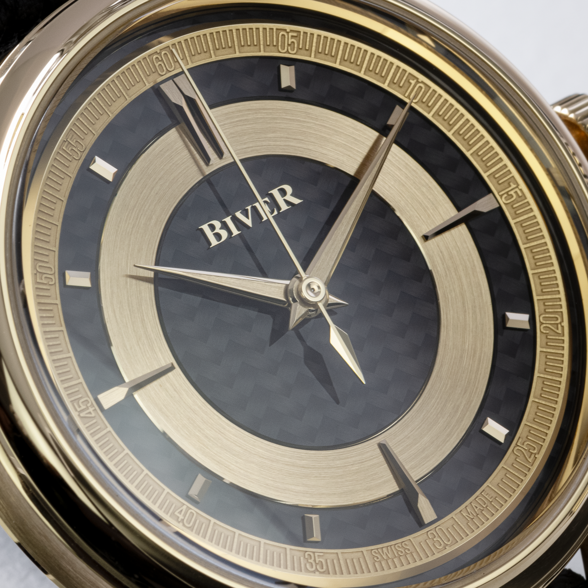 Close-up of Yellow Gold Biver Automatic Carbon 40mm