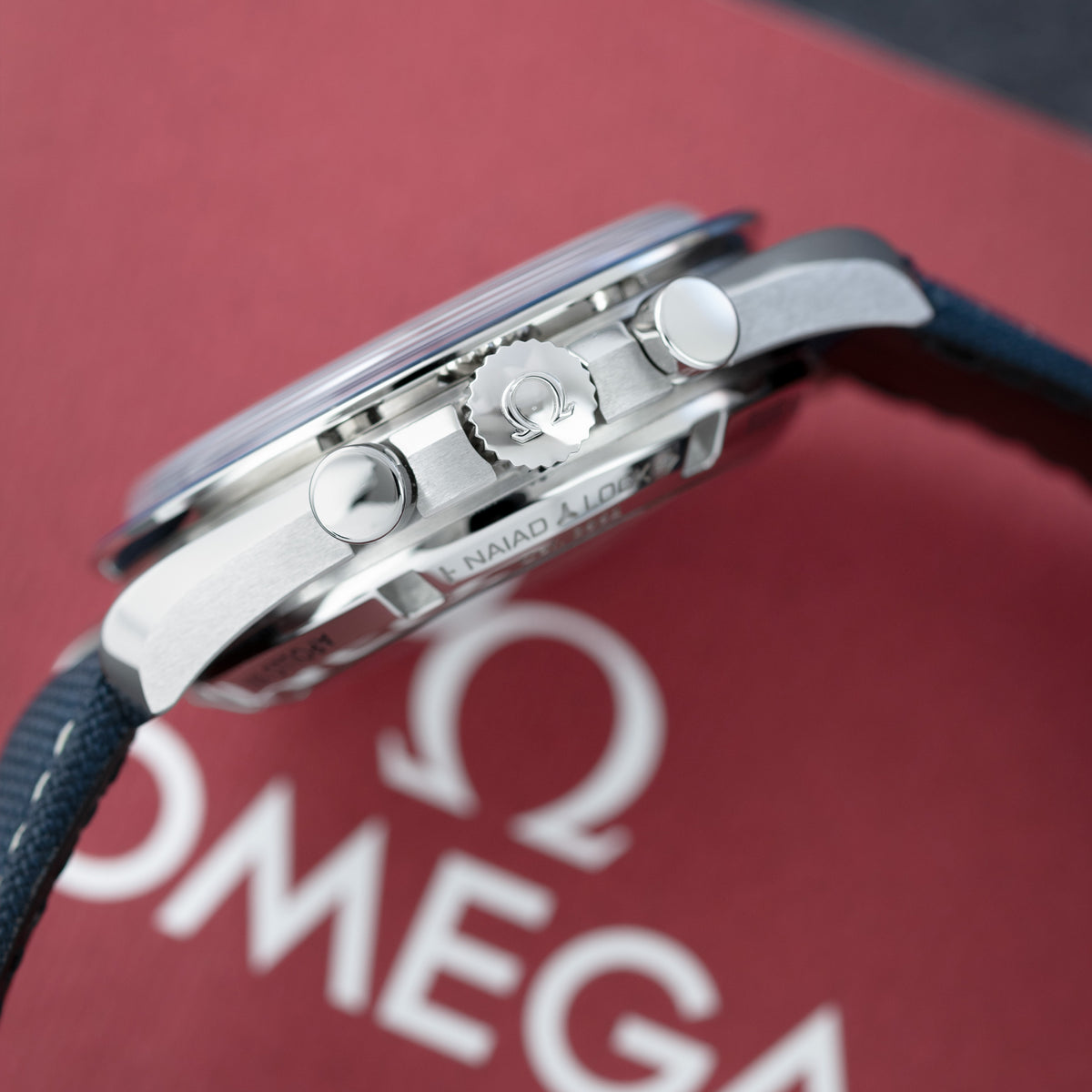 STEEL Omega Speedmaster "Silver Snoopy Award" Special Edition Ref. Ref.  310.32.42.50.02.001 Crown