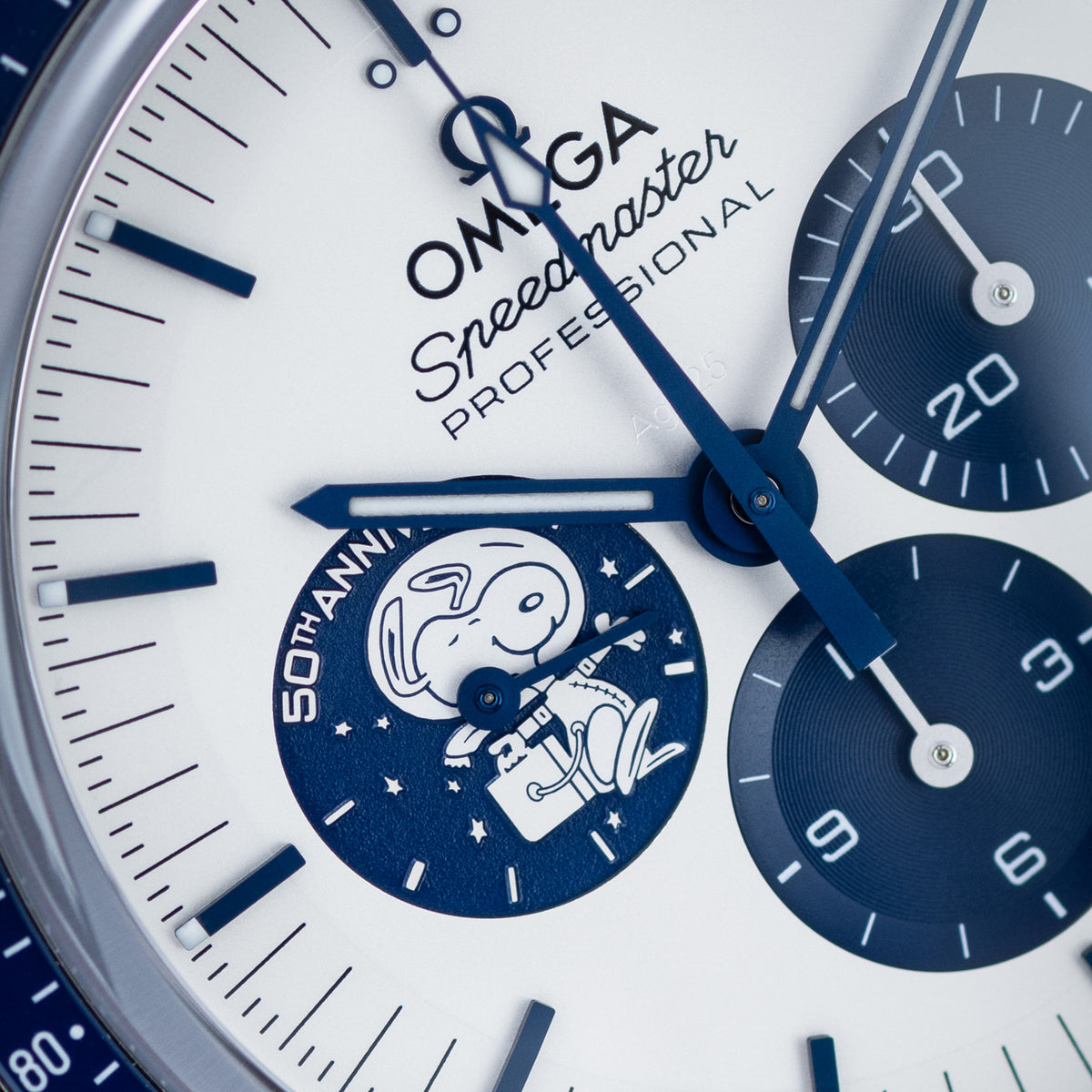 STEEL Omega Speedmaster "Silver Snoopy Award" Special Edition Ref. Ref.  310.32.42.50.02.001 close up Snoopy