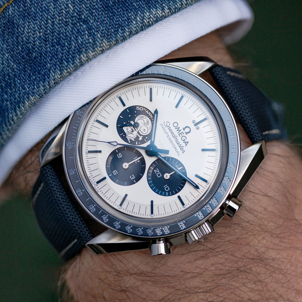 STEEL Omega Speedmaster "Silver Snoopy Award" Special Edition Ref. Ref.  310.32.42.50.02.001 Wrist Shot