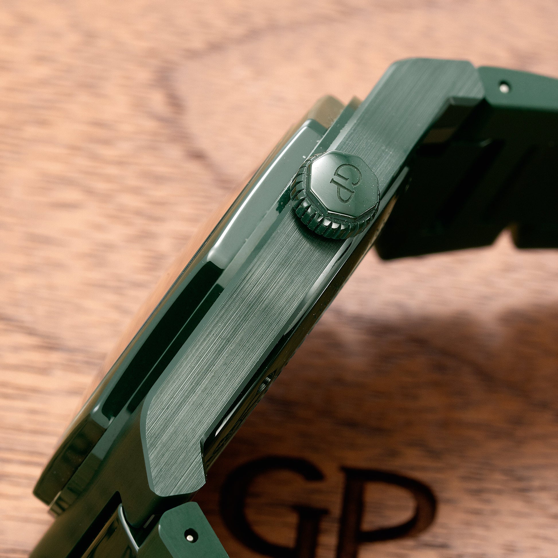 Crown of Girard-Perregaux Laureato Aston Martin Editions Green Ceramic 38mm